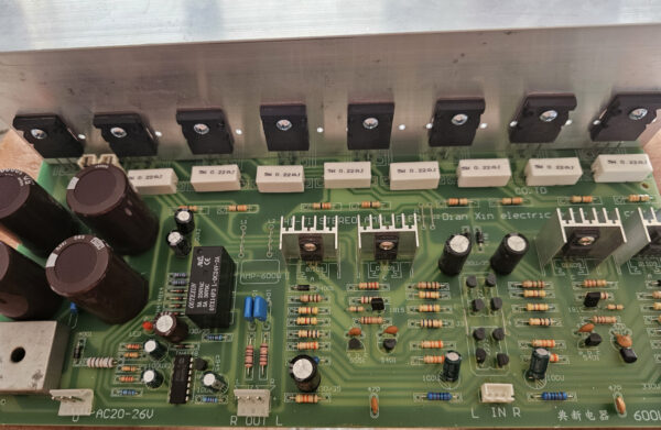 HI-FI POJACALO 2X600W